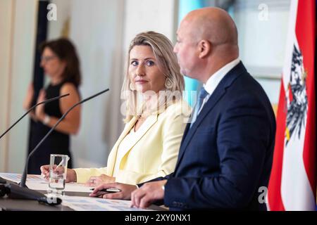 Wien, Oesterreich. 27 agosto 2024. WIEN, OESTERREICH - AGOSTO 27: Bundesministerin für Frauen, Familie, Integration und Medien im Bundeskanzleramt Susanne Raab (OeVP) und Generaldirektor Tobias Thomas (Statistik Austria) bei der Pressekonferenz - zur Praesentation des aktuellen Kinderbetreuungsmonitors mit Familienministerin in in der Bundeskanzleramt am 27. Agosto 2024 a Vienna, Oesterreich.240827 SEPA 10 011 - 20240827 PD1701 credito: APA-PictureDesk/Alamy Live News Foto Stock