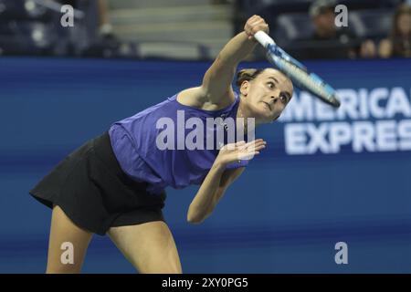 Clara Burel di Francia durante il primo giorno degli US Open 2024, torneo di tennis del grande Slam il 26 agosto 2024 presso l'USTA Billie Jean King National Tennis Center di Flushing Meadows, Queens, New York City, Stati Uniti Foto Stock