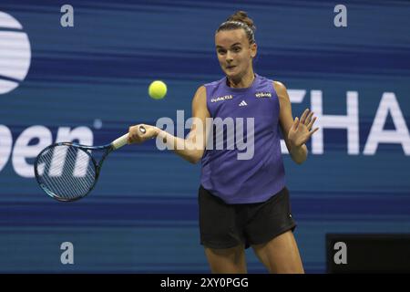 Clara Burel di Francia durante il primo giorno degli US Open 2024, torneo di tennis del grande Slam il 26 agosto 2024 presso l'USTA Billie Jean King National Tennis Center di Flushing Meadows, Queens, New York City, Stati Uniti Foto Stock