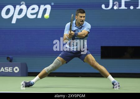 Novak Djokovic della Serbia durante il primo giorno degli US Open 2024, torneo di tennis del grande Slam il 26 agosto 2024 presso l'USTA Billie Jean King National Tennis Center di Flushing Meadows, Queens, New York City, Stati Uniti Foto Stock