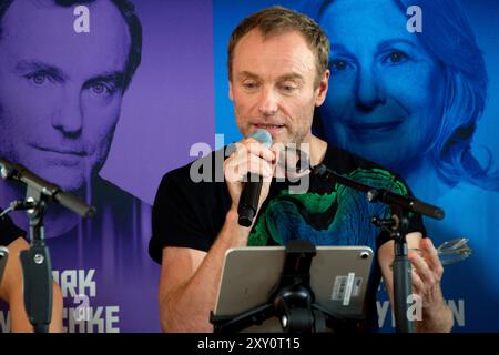 Marvels Wastelanders , Photocall in der Audible-Repräsentanz, Berlin, 26.08.2024 Mark Waschke Hawkeye, Lesung und Q & A mit den Schauspielern und Sprechern, MARVELS WASTELANDERS , Photocall zur Präsentation der 6. Und finalen Staffel der Audible Original Podcast-serie Veröffentlichung: 13.09.2024, Audible-Repräsentanz, Berlin, 26.08.2024 Berlin Audible-Repräsentanz Deutschland, germania *** Marvels Wastelanders , Photocall at the Audible Representative Office, Berlin, 26 08 2024 Mark Waschke Hawkeye , Reading e Q A con gli attori e relatori, MARVELS WASTELANDERS , Photocall per il presente Foto Stock