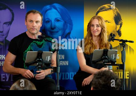 Marvels Wastelanders , Photocall in der Audible-Repräsentanz, Berlin, 26.08.2024 Mark Waschke und Kaya Marie Möller, Lesung und Q & A mit den Schauspielern und Sprechern, MARVELS WASTELANDERS , Photocall zur Präsentation der 6. Und finalen Staffel der Audible Original Podcast-serie Veröffentlichung: 13.09.2024, Audible-Repräsentanz, Berlin, 26.08.2024 Berlin Audible-Repräsentanz Deutschland, germania *** Marvels Wastelanders , Photocall presso l'Ufficio di rappresentanza Audible, Berlino, 26 08 2024 Mark Waschke e Kaya Marie Möller, Reading e Q A con gli attori e gli oratori, MARVELS WASTELANDERS Foto Stock