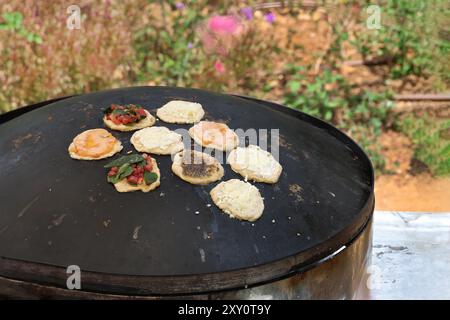 Saj con vari manakish in Libano, formaggio, zaatar, keshek e bakleh. Foto Stock