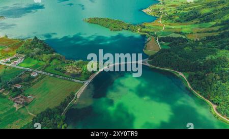 Questa splendida fotografia aerea cattura i vibranti paesaggi verdi e i tranquilli laghi blu delle Azzorre, i ricchi verdi delle colline contrastano l'aspro Foto Stock