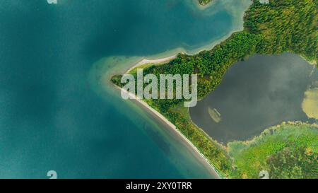 Splendida ripresa aerea che cattura la vegetazione lussureggiante e le coste sabbiose delle Azzorre, mostrando la bellezza naturale incontaminata di questa spettacolare isola Foto Stock