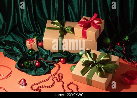 Confezioni regalo assortite con nastri vivaci e decorazioni natalizie, su un ricco sfondo di velluto verde Foto Stock