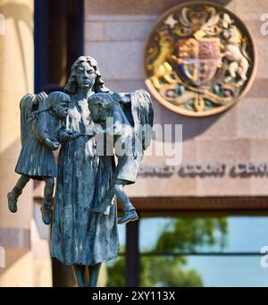 Statua di Scales of Justice fuori dai tribunali di Middlesbrough Foto Stock