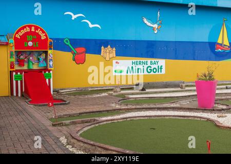 Inghilterra, Kent, Herne Bay, minigolf sul lungomare Foto Stock