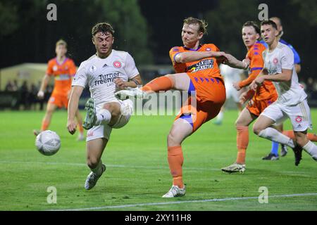 Richlands, Australia. 27 agosto 2024. Richlands, 27 agosto 2024: Shaun Carlos (12 Lions FC) ha un tiro in porta bloccato da Dylan Scicluna (5 Western Sydney Wanderers) durante la partita tra Lions FC e Western Sydney Wanderers nella Coppa Australia Round of 16 al Luxury Paints Stadium Matthew Starling (Promediapix/SPP) credito: SPP Sport Press Photo. /Alamy Live News Foto Stock