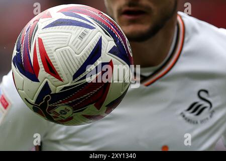 Swansea, Regno Unito. 25 agosto 2024. Primo piano di un pallone EFL con il logo del club Swansea City FC sulla maglietta. Partita del campionato EFL Skybet, Swansea City contro Cardiff City allo Stadio Swansea.com di Swansea, Galles, domenica 25 agosto 2024. Questa immagine può essere utilizzata solo per scopi editoriali. Solo per uso editoriale, foto di Andrew Orchard/Andrew Orchard fotografia sportiva/Alamy Live news credito: Andrew Orchard fotografia sportiva/Alamy Live News Foto Stock