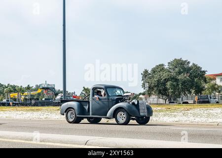 Gulfport, MS - 5 ottobre 2023: Vista grandangolare dell'angolo anteriore di un in una mostra di auto locale. Foto Stock