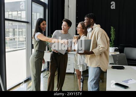 Quattro colleghi discutono idee in un ufficio luminoso. Foto Stock