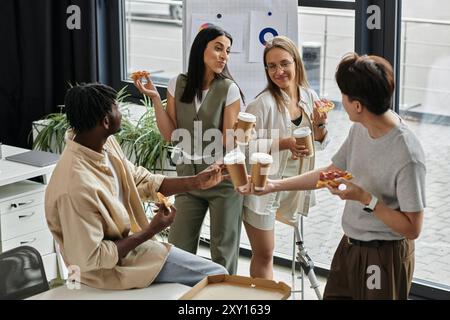 Quattro colleghi si godono la pizza e il caffè durante la pausa. Foto Stock
