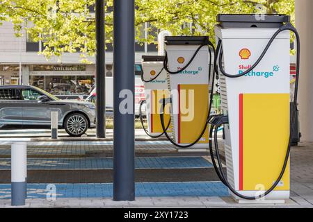 Rotterdam, Paesi Bassi - 21-08-2024: Hub di mobilità Shell a Rotterdam, stazione di ricarica per veicoli elettrici Foto Stock