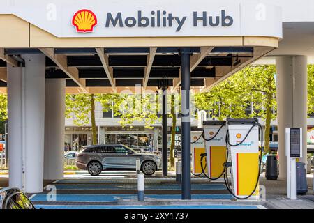 Rotterdam, Paesi Bassi - 21-08-2024: Hub di mobilità Shell a Rotterdam, stazione di ricarica per veicoli elettrici Foto Stock