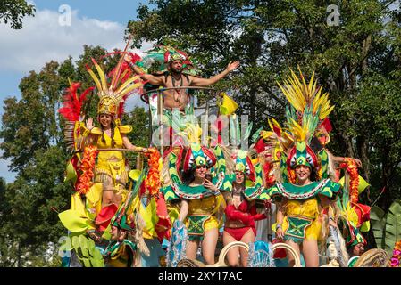 Piramide di ballerini esotici al Carnevale di Notting Hill Grand Parade 2024. Giornata degli adulti il lunedì festivo. Foto Stock