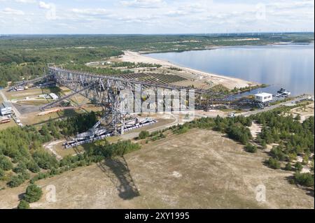 Lichterfeld, Germania. 26 agosto 2024. L'ex ponte trasportatore di copertura della miniera visitatrice F60 nell'ex miniera di lignite a cielo aperto di Klettwitz-Nord a Bergheider SEE. (Vista aerea con un drone) l'F60, lungo 502 metri e alto 70 metri, è una delle strutture tecniche più grandi al mondo. Crediti: Sebastian Kahnert/dpa/Alamy Live News Foto Stock