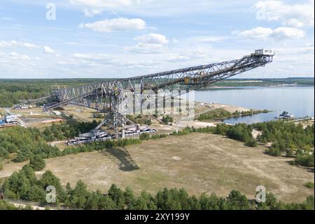 Lichterfeld, Germania. 26 agosto 2024. L'ex ponte trasportatore di copertura della miniera visitatori F60 nell'ex miniera di lignite a cielo aperto Klettwitz-Nord sul Bergheider SEE. (Vista aerea con un drone) l'F60, lungo 502 metri e alto 70 metri, è una delle strutture tecniche più grandi al mondo. Crediti: Sebastian Kahnert/dpa/Alamy Live News Foto Stock