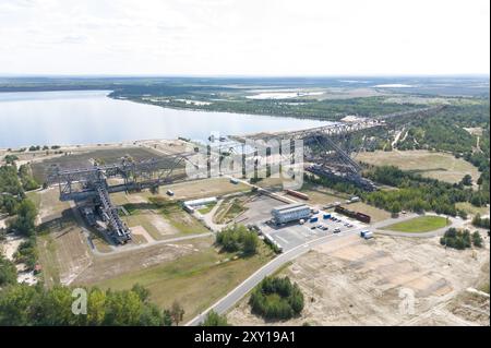 Lichterfeld, Germania. 26 agosto 2024. L'ex ponte trasportatore di copertura della miniera visitatori F60 nell'ex miniera di lignite a cielo aperto Klettwitz-Nord sul Bergheider SEE. (Vista aerea con un drone) l'F60, lungo 502 metri e alto 70 metri, è una delle strutture tecniche più grandi al mondo. Crediti: Sebastian Kahnert/dpa/Alamy Live News Foto Stock