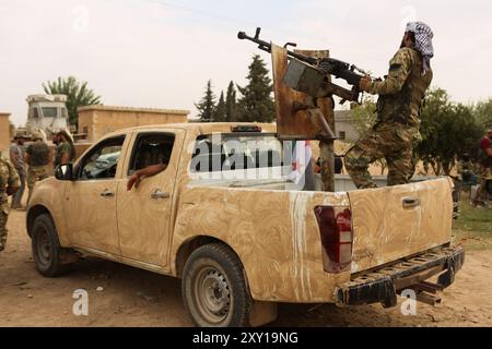 Tal Abyad, Siria.16 ottobre 2019. I membri dell'esercito nazionale siriano assumono il controllo delle città ad ovest della città siriana di tal Abyad durante l'offensiva militare turca contro le forze democratiche siriane (SDF) e l'unità di protezione del popolo (YPG) nella Siria settentrionale, a est dell'Eufrate. L'operazione Peace Spring in corso è stata lanciata dalla Turchia il 9 ottobre con lo scopo dichiarato di spingere l'YPG dal confine turco e creare una zona sicura nel nord della Siria per il ritorno dei rifugiati siriani, ed è stata raggiunta dalle forze di opposizione dell'esercito nazionale siriano Foto Stock