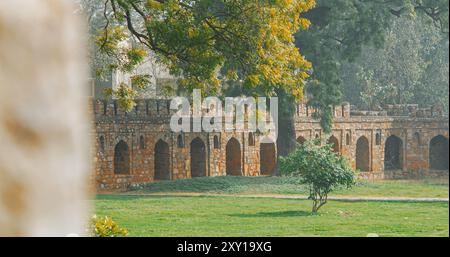 Nuova Delhi, Delhi, India. Il vecchio muro circondava la tomba di Isa Khan vicino alla tomba di Humayun. Il luogo famoso è la tomba dell'imperatore Moghul, Mirza Nasir al-DIN Foto Stock