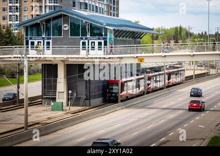 Calgary, Alberta Canada, 20 giugno 2024: Stazione di transito ferroviario pubblico accanto agli appartamenti che trasportano pendolari giornalieri verso il centro. Foto Stock