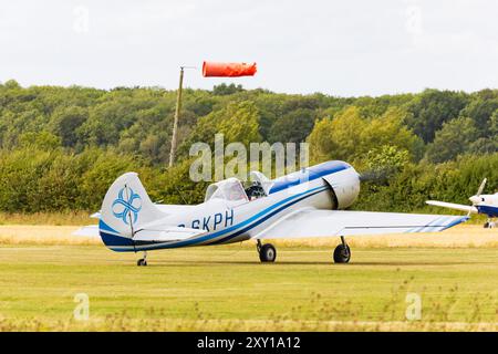 Russo Yakovlev Yak50, G-SKPH, aereo acrobatico, in fila per il decollo e l'esposizione, campo di aviazione Little Gransden, Cambridgeshire, Inghilterra Foto Stock