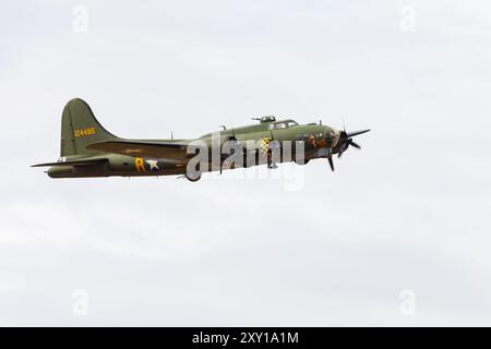 Bombardiere Boeing B17 Flying Fortress della seconda guerra mondiale, Sally B o Memphis Belle Air display presso l'aeroporto di Little Gransden, Cambridgeshire, Inghilterra Foto Stock