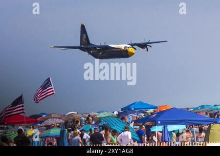 Wantagh, New York, Stati Uniti d'America - 29 maggio 2022: Nave cargo Blue Angels Fat Albert che vola sopra la folla in uno spettacolo aereo a Jones Beach Long Island New York. Foto Stock