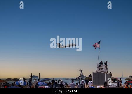 Jones Beach, New York, USA - 29 maggio 2022: Un aereo da combattimento F-35 Lighning Stealth sorvola una spiaggia affollata durante uno spettacolo aereo. Un grande americano f Foto Stock