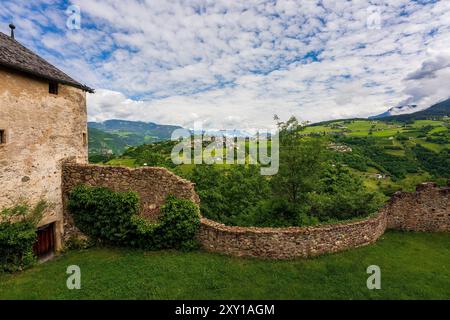 Vista panoramica dal Castello di Prösels del paese di Fiè allo Sciliar (Völs am Schlern) nelle Dolomiti in alto Adige. Foto Stock