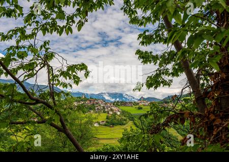 Vista panoramica dal Castello di Prösels del paese di Fiè allo Sciliar (Völs am Schlern) nelle Dolomiti in alto Adige. Foto Stock