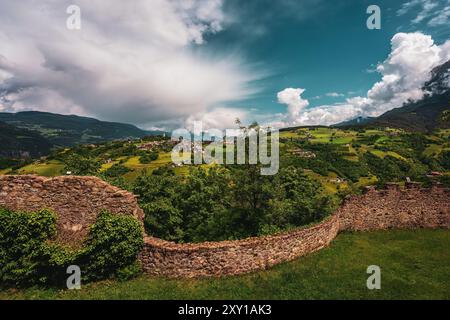 Vista panoramica dal Castello di Prösels del paese di Fiè allo Sciliar (Völs am Schlern) nelle Dolomiti in alto Adige. Foto Stock