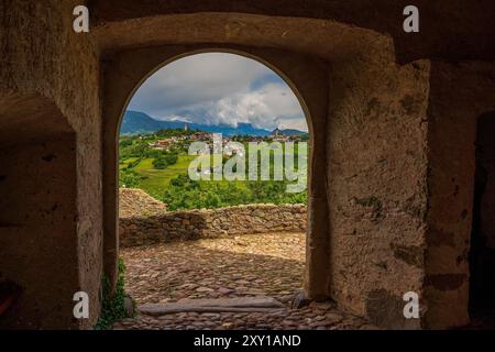 Vista panoramica dal Castello di Prösels del paese di Fiè allo Sciliar (Völs am Schlern) nelle Dolomiti in alto Adige. Foto Stock