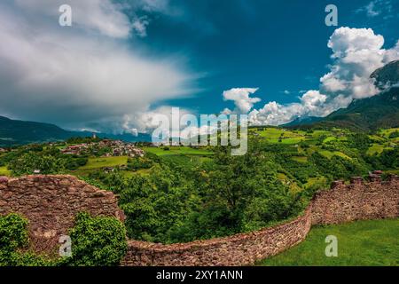 Vista panoramica dal Castello di Prösels del paese di Fiè allo Sciliar (Völs am Schlern) nelle Dolomiti in alto Adige. Foto Stock