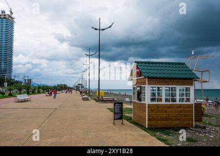 Batumi, Georgia - 27 agosto 2017: Piccola caffetteria di fronte al mare sull'argine di Batumi, Georgia Foto Stock