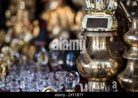 Negozio di utensili in ottone con artigianato e souvenir nel mercato di Kathmandu, Nepal Foto Stock