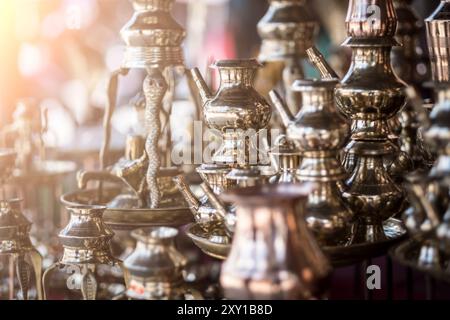 Negozio di utensili in ottone con artigianato e souvenir nel mercato di Kathmandu, Nepal Foto Stock