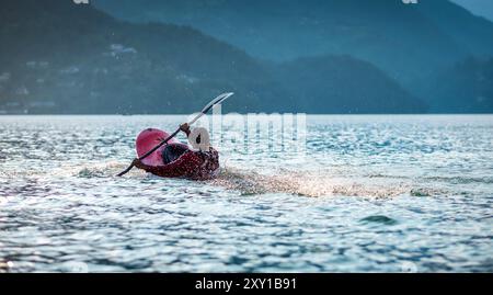 Kayak con spruzzi su kayak rosso sul lago di Pokhara, Nepal. Foto Stock