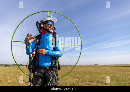 Pilota che controlla l'equipaggiamento di parapendio. Foto Stock