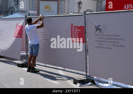 Venezia, Italia. 27 agosto 2024. Preparativi in vista della 81a Mostra Internazionale d'Arte cinematografica di Venezia il 27 agosto 2024 a Venezia, Italia. (Foto di Gian Mattia D'Alberto/LaPresse) credito: LaPresse/Alamy Live News Foto Stock