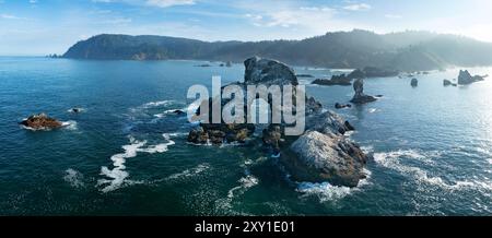 Gli aspri fondali marini si trovano appena al largo della costa panoramica dell'Oregon settentrionale, vicino a Cannon Beach. Questa splendida zona è a circa un'ora di auto da Portland. Foto Stock