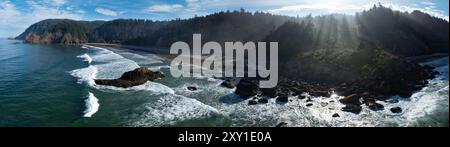 Gli aspri fondali marini si trovano appena al largo della costa panoramica dell'Oregon settentrionale, vicino a Cannon Beach. Questa splendida zona è a circa un'ora di auto da Portland. Foto Stock
