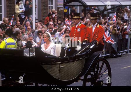 Royal Wedding Prince Edward Sophie Rhys Jones 1999 Contessa di Wessex Earl del Wessex Windsor Aprire carrello rinuncia alla folla di spettatori curiosi dopo il loro matrimonio 1990S UK HOMER SYKES Foto Stock