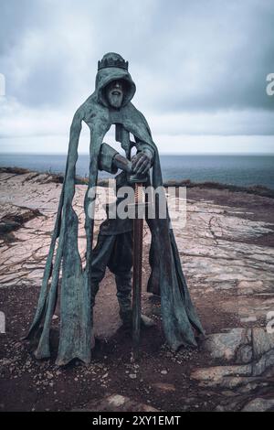 Statua di re Artù o Gallos al castello di Tintagel. Cornovaglia, Inghilterra. Foto Stock