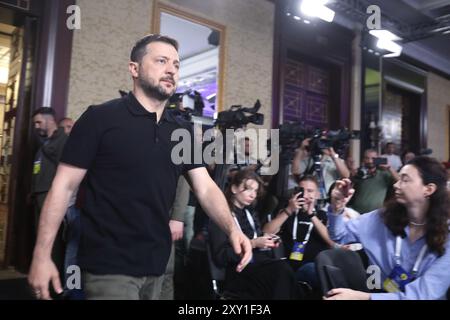 Kiev, Ucraina. 27 agosto 2024. KIEV, UCRAINA - 27 AGOSTO 2024 - il presidente dell'Ucraina Volodymyr Zelenskyy arriva per una conferenza stampa durante l'Ucraina 2024. Forum dell'indipendenza, Kiev, capitale dell'Ucraina. Crediti: Ukrinform/Alamy Live News Foto Stock