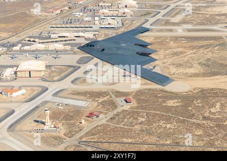 Lo Spirit of Pennsylvania B-2 Spirit assegnato al 419th Flight test Squadron vola sopra la Edwards Air Force base, California, prima dell'atterraggio, luglio Foto Stock