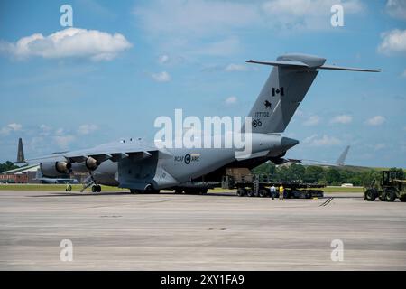 Un aereo della Royal Canadian Air Force CC-177 Globemaster III viene caricato di carico durante l'esercitazione Iron Keystone a Savannah, Georgia, 6 giugno 2024. Es Foto Stock