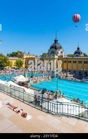 Giornata di sole alle terme Széchenyi di Budapest Foto Stock