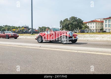 Gulfport, MS - 5 ottobre 2023: Vista grandangolare dell'angolo anteriore di un TD Roadster 1981 MG in una mostra automobilistica locale. Foto Stock